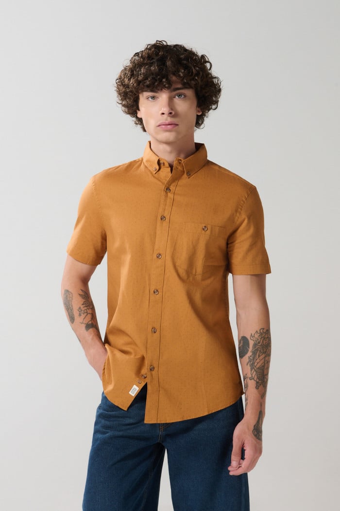 Camisa kaki oscura con estampado mini print y manga corta