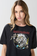Camiseta cuello redondo negra con arte de Iron Maiden