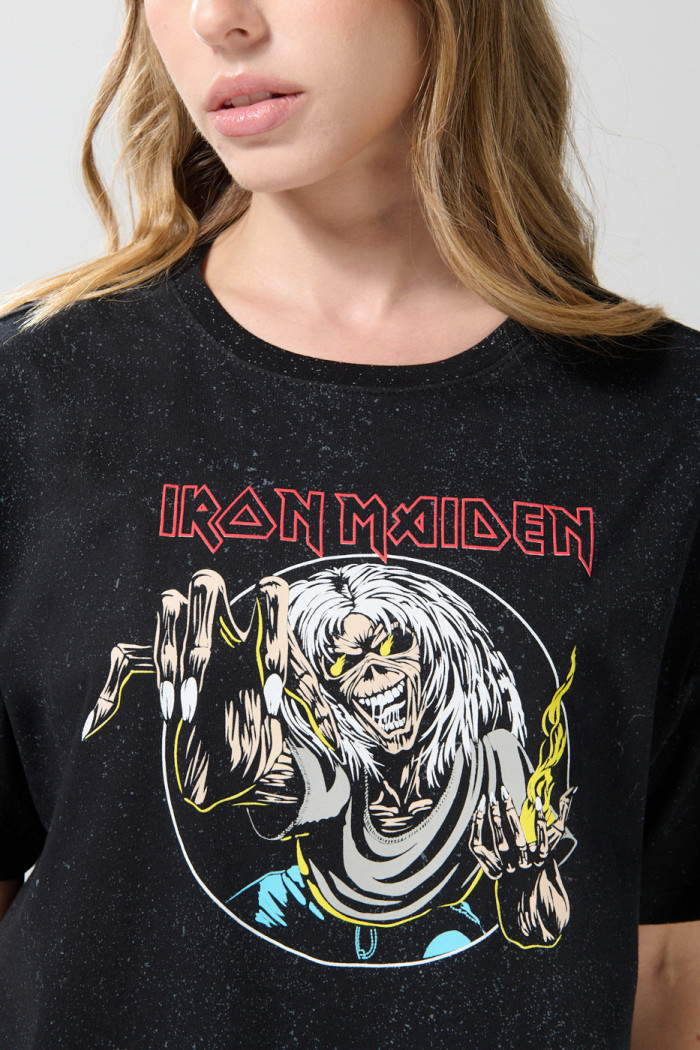 Camiseta cuello redondo negra con arte de Iron Maiden