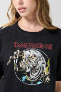 Camiseta cuello redondo negra con arte de Iron Maiden