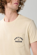 Camiseta unicolor college con bolsillo y cuello redondo