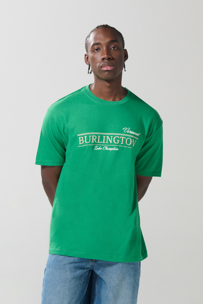 Camiseta verde college manga corta con hombro rodado