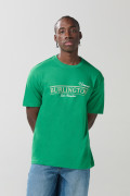 Camiseta verde college manga corta con hombro rodado