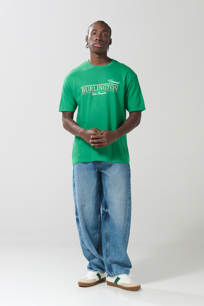 Camiseta verde college manga corta con hombro rodado