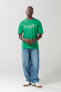 Camiseta verde college manga corta con hombro rodado