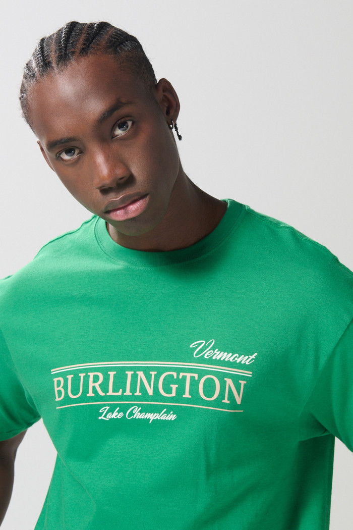Camiseta verde college manga corta con hombro rodado