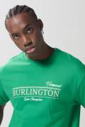 Camiseta verde college manga corta con hombro rodado