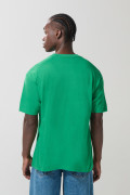 Camiseta verde college manga corta con hombro rodado