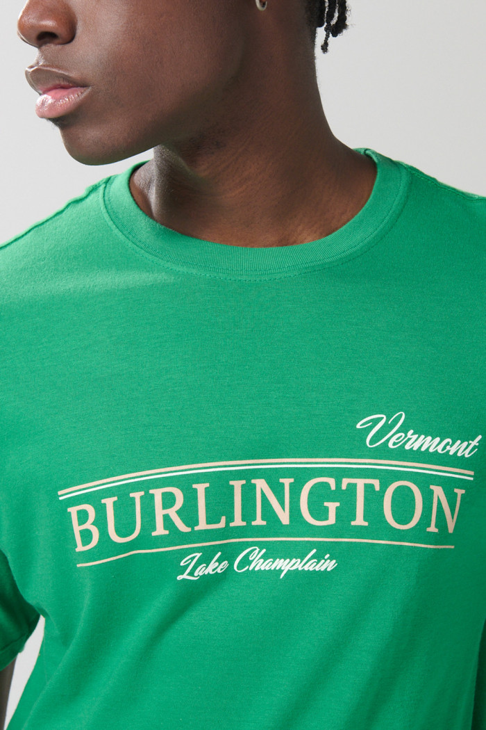 Camiseta verde college manga corta con hombro rodado