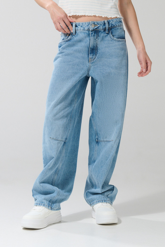 Jean azul claro tipo barrel con bota ancha y tiro medio