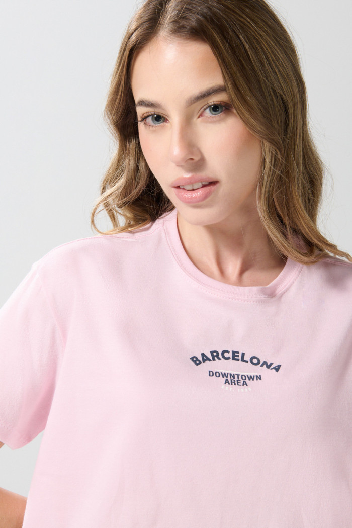 Camiseta unicolor crop top con diseño college delantero