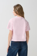 Camiseta unicolor crop top con diseño college delantero
