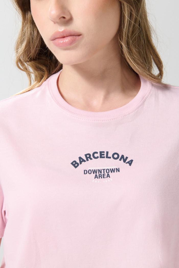 Camiseta unicolor crop top con diseño college delantero