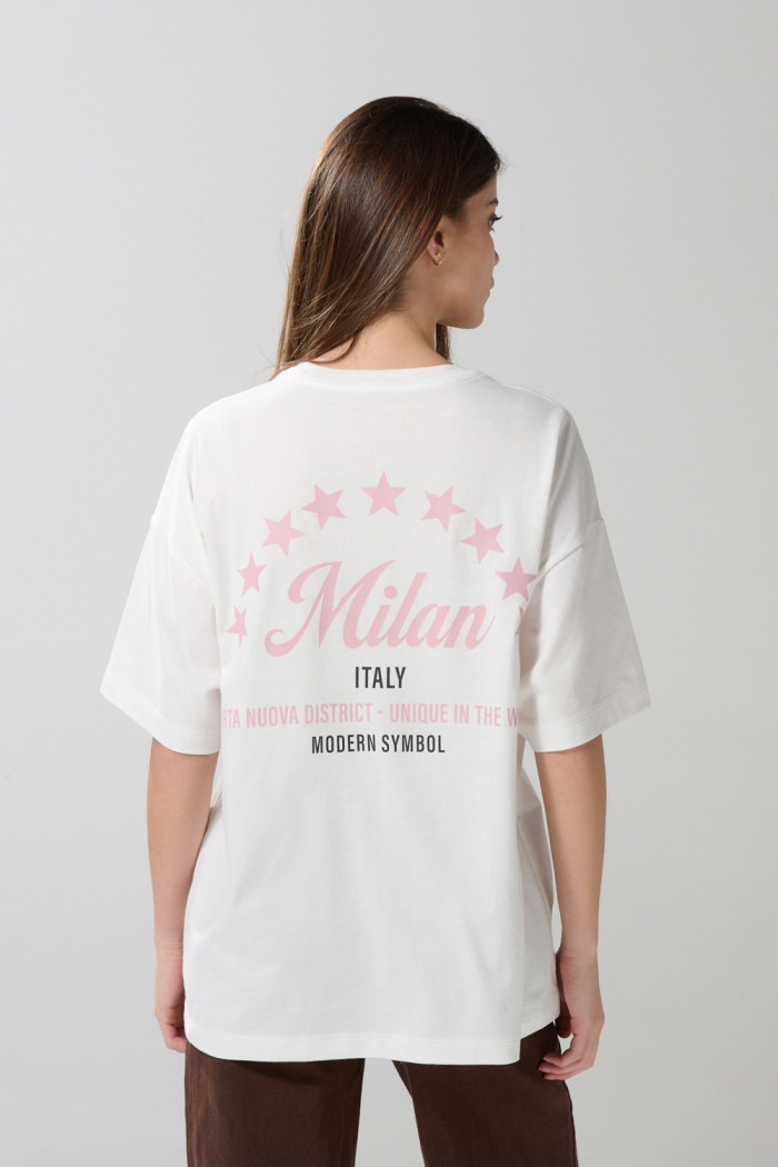 Camiseta oversize cuello redondo crema con diseño college