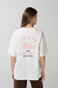 Camiseta oversize cuello redondo crema con diseño college