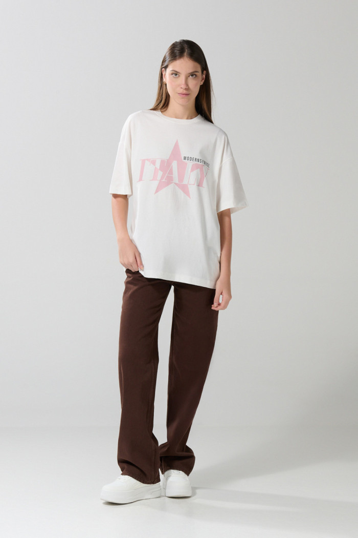 Camiseta oversize cuello redondo crema con diseño college