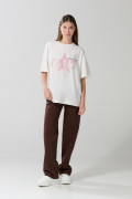 Camiseta oversize cuello redondo crema con diseño college