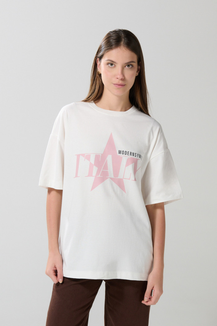 Camiseta oversize cuello redondo crema con diseño college