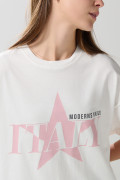 Camiseta oversize cuello redondo crema con diseño college