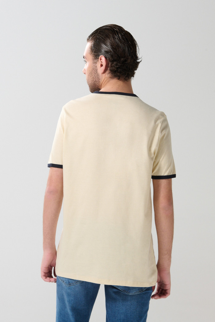 Camiseta college kaki clara con manga corta y contrastes