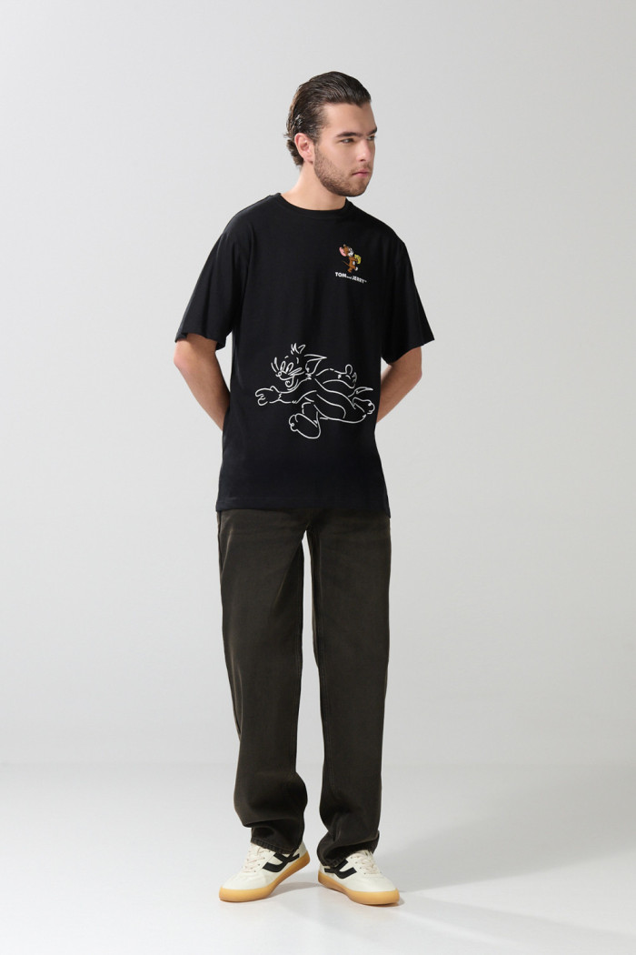 Camiseta cuello redondo negra con arte de Tom y Jerry