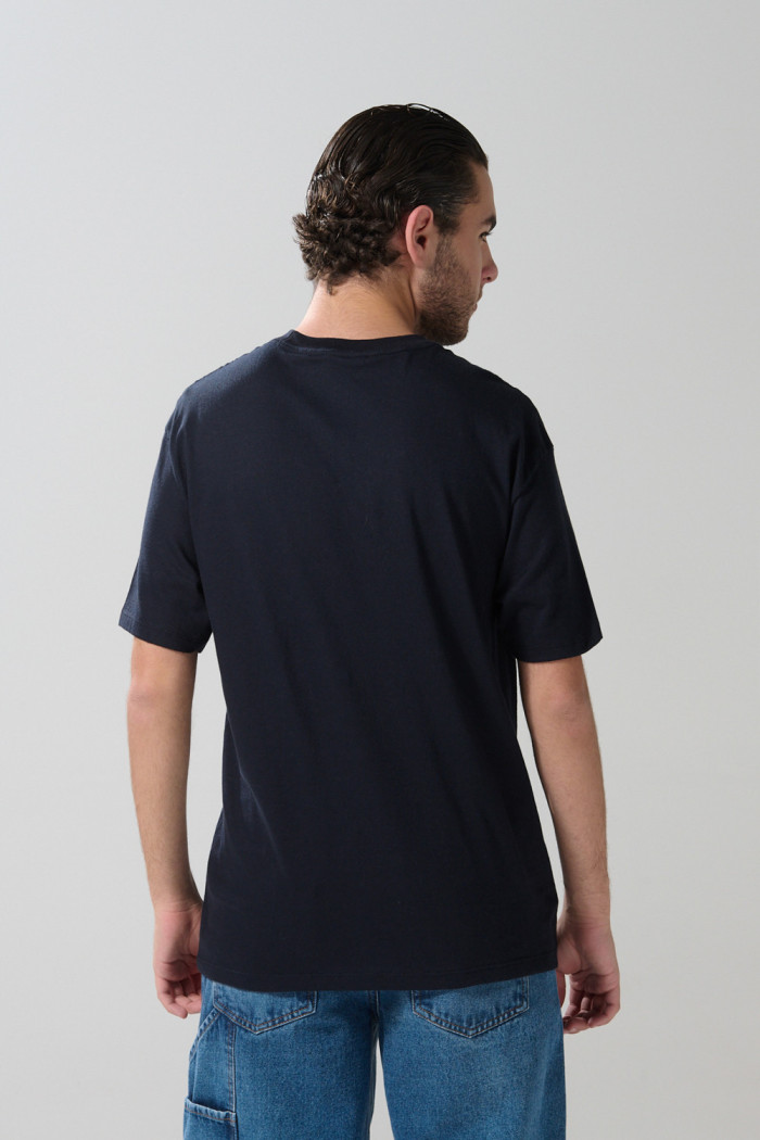 Camiseta azul college cuello redondo con hombro rodado
