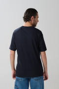 Camiseta azul college cuello redondo con hombro rodado