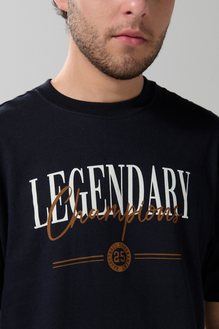 Camiseta azul college cuello redondo con hombro rodado
