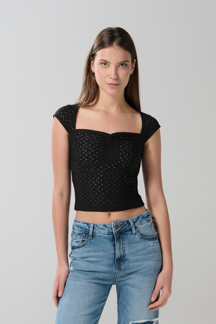 Camiseta negra con texturas, escote corazón y manga corta