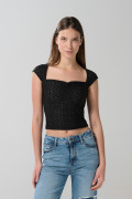 Camiseta negra con texturas, escote corazón y manga corta