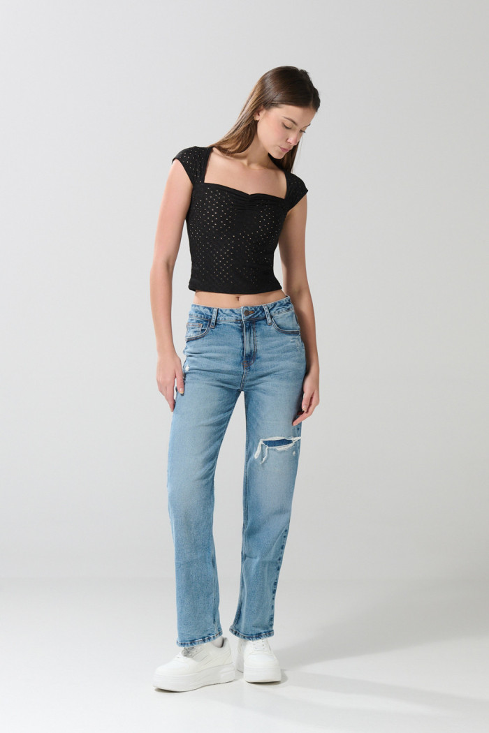 Camiseta negra con texturas, escote corazón y manga corta