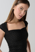 Camiseta negra con texturas, escote corazón y manga corta