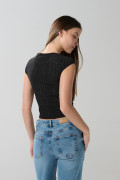 Camiseta negra con texturas, escote corazón y manga corta