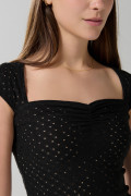 Camiseta negra con texturas, escote corazón y manga corta