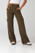 Pantalón cargo verde oscuro con tiro alto y bota recta