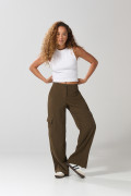 Pantalón cargo verde oscuro con tiro alto y bota recta