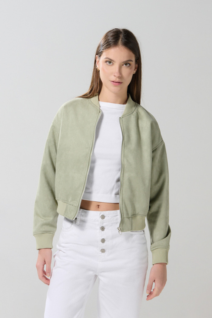 Chaqueta unicolor bomber liviana con cremallera