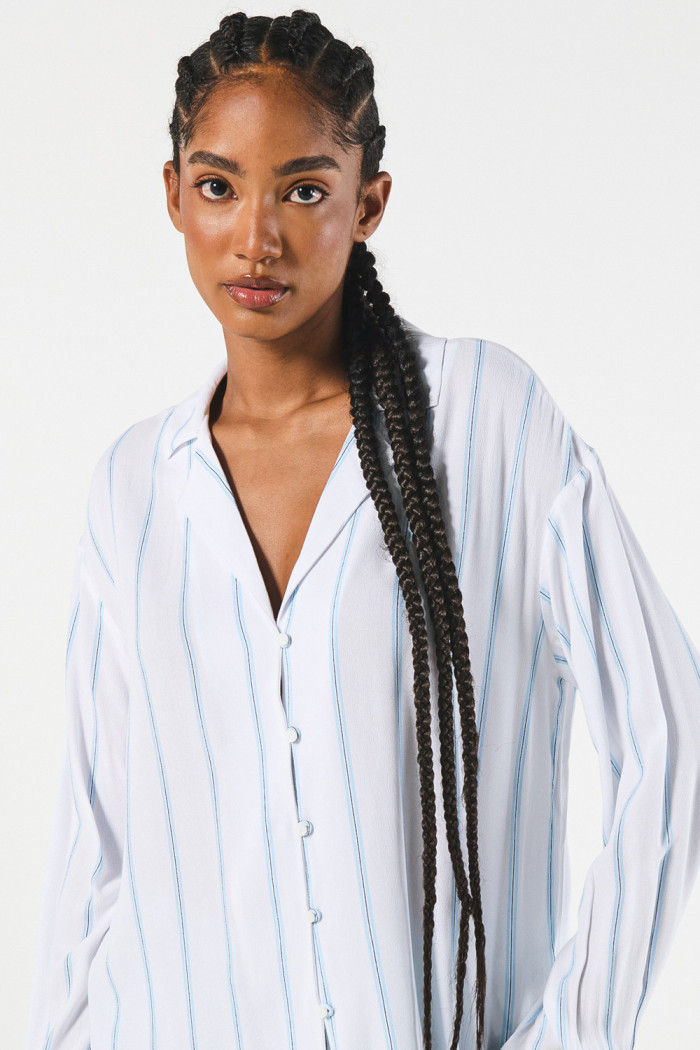 Blusa estampada unicolor con botones y manga larga