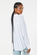 Blusa estampada unicolor con botones y manga larga