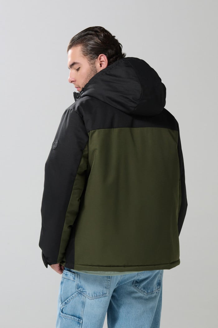 Chaqueta liviana unicolor con cremallera en frente y capota