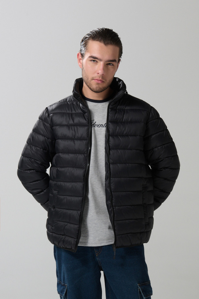 Chaqueta acolchada cuello alto unicolor con cremallera