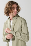 Camisa unicolor ajustada con botones y cuello sport collar