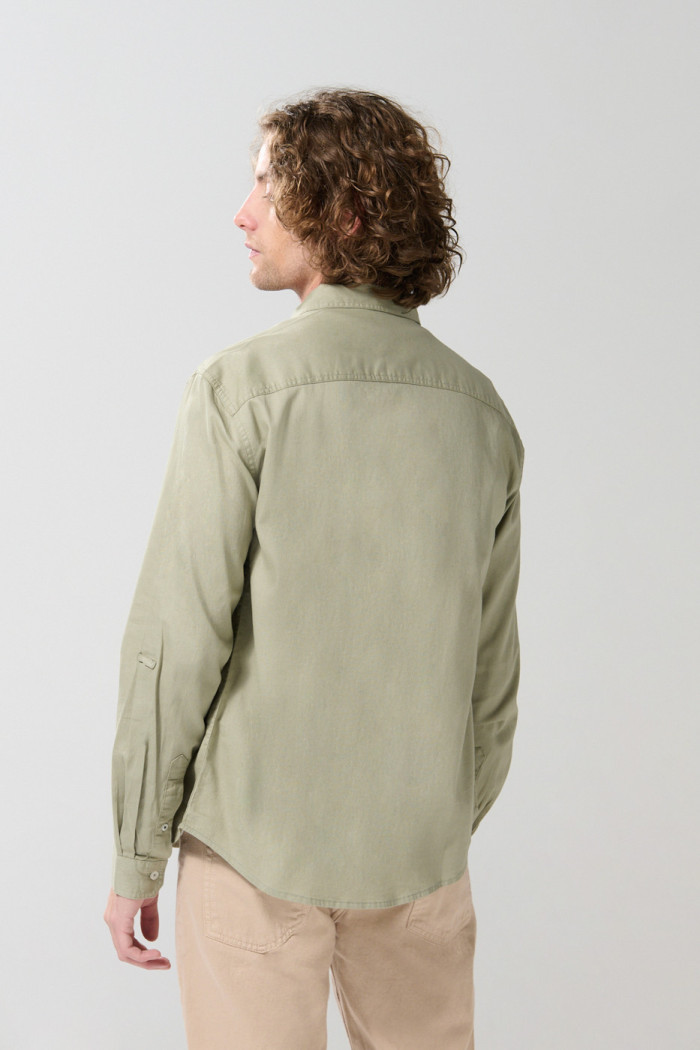 Camisa unicolor ajustada con botones y cuello sport collar