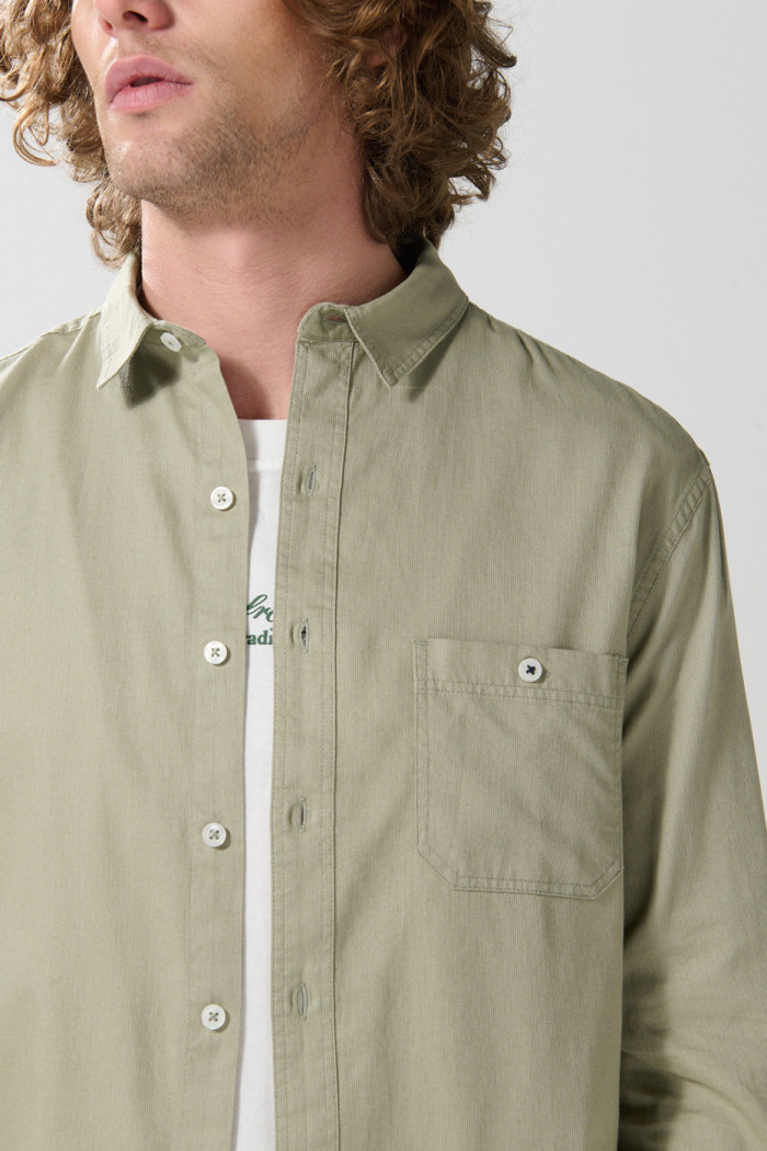 Camisa unicolor ajustada con botones y cuello sport collar