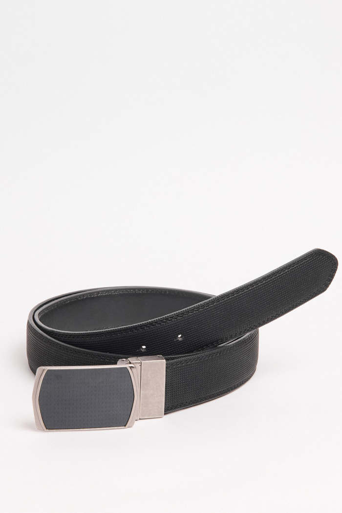 Cinturón reversible negro con texturas y chapa metálica