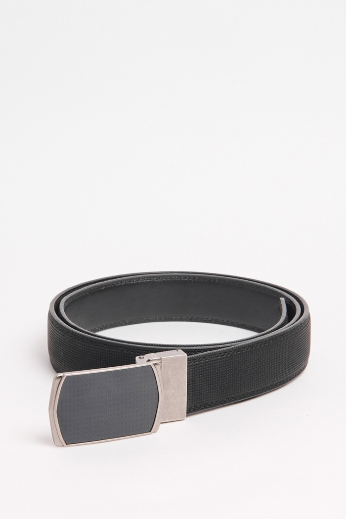 Cinturón reversible negro con texturas y chapa metálica