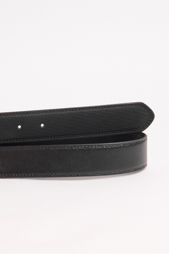 Cinturón reversible negro con texturas y chapa metálica