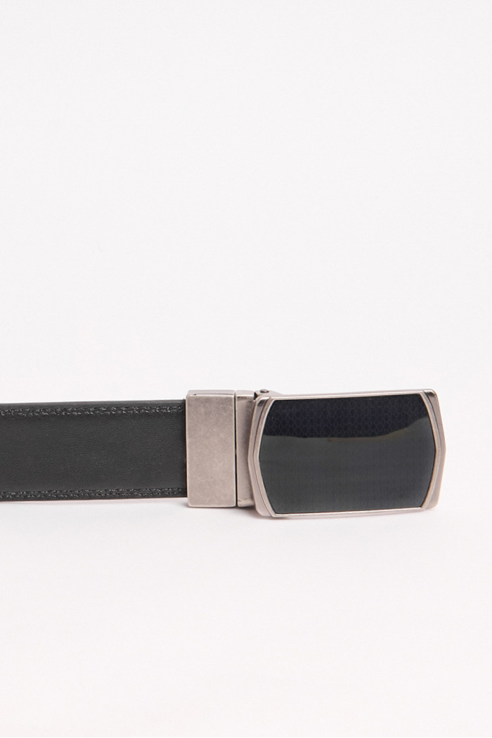 Cinturón reversible negro con texturas y chapa metálica
