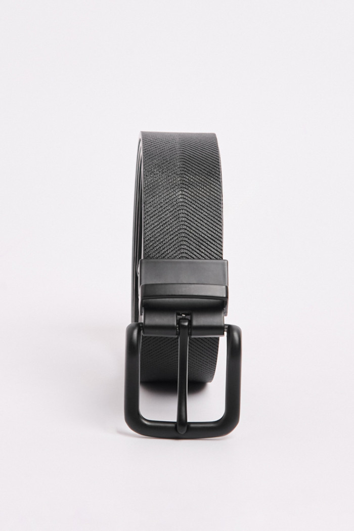 Cinturón negro reversible con hebilla metálica y texturas