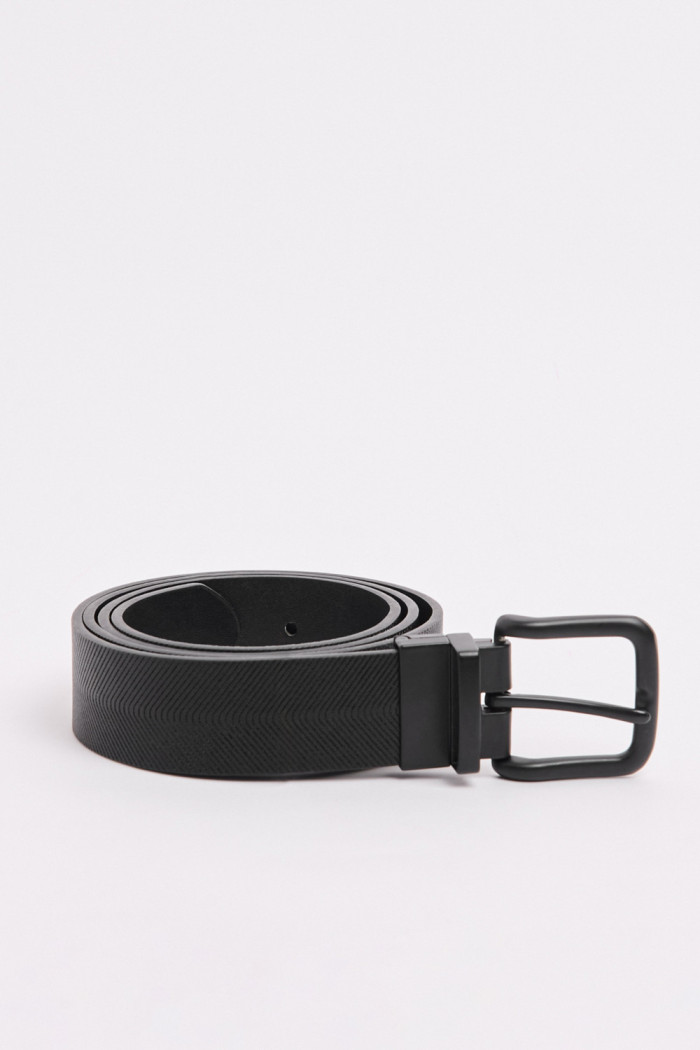 Cinturón negro reversible con hebilla metálica y texturas